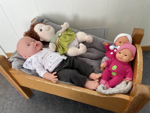 Barna leker og ordner veldig fint for dukkene våre